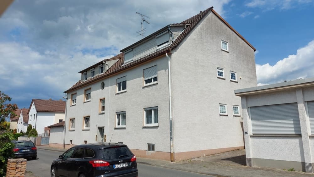 Hausansicht — Vollvermietetes Mehrfamilienhaus Weiterstadt – 7 WE, Wärmepumpe (2022), modernisiert