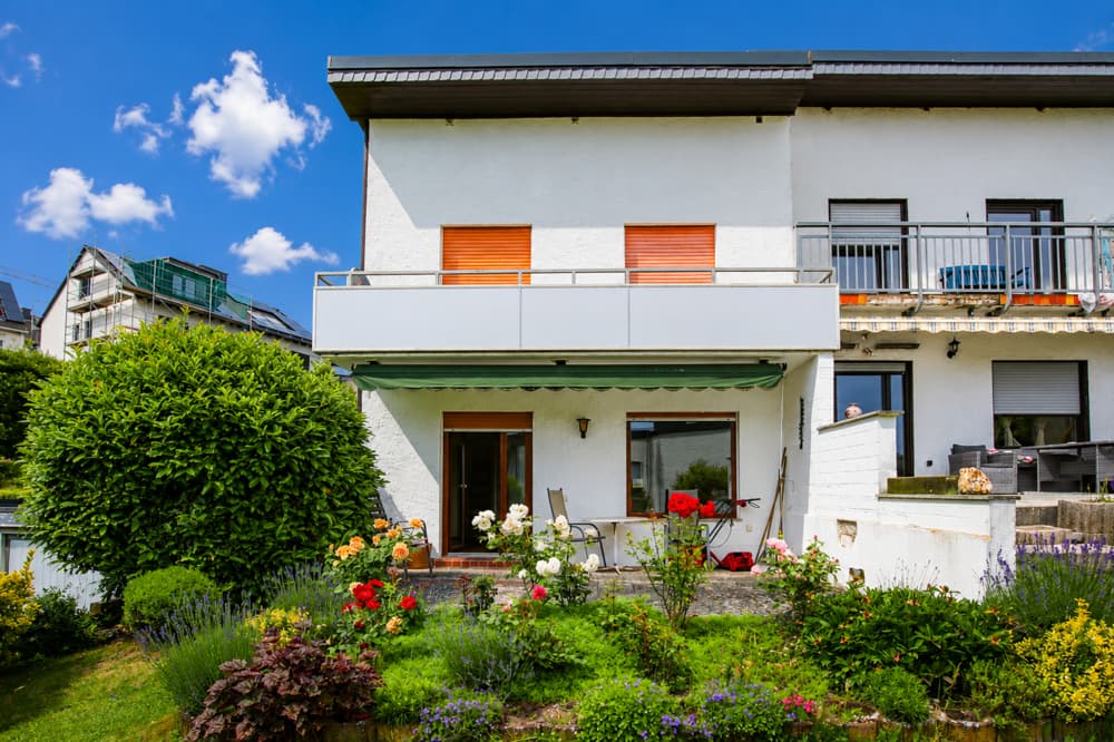 Hausansicht von Garten
