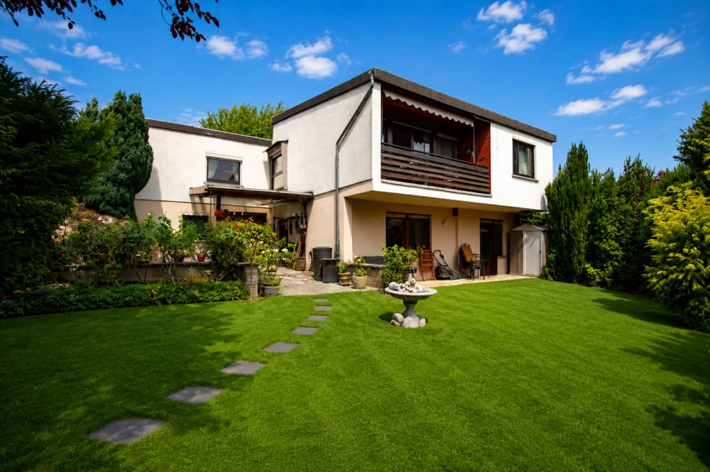 Hausansicht/Rückseite — Freistehendes Einfamilienhaus in Hanglage mit Südbalkon, Garten und Garage