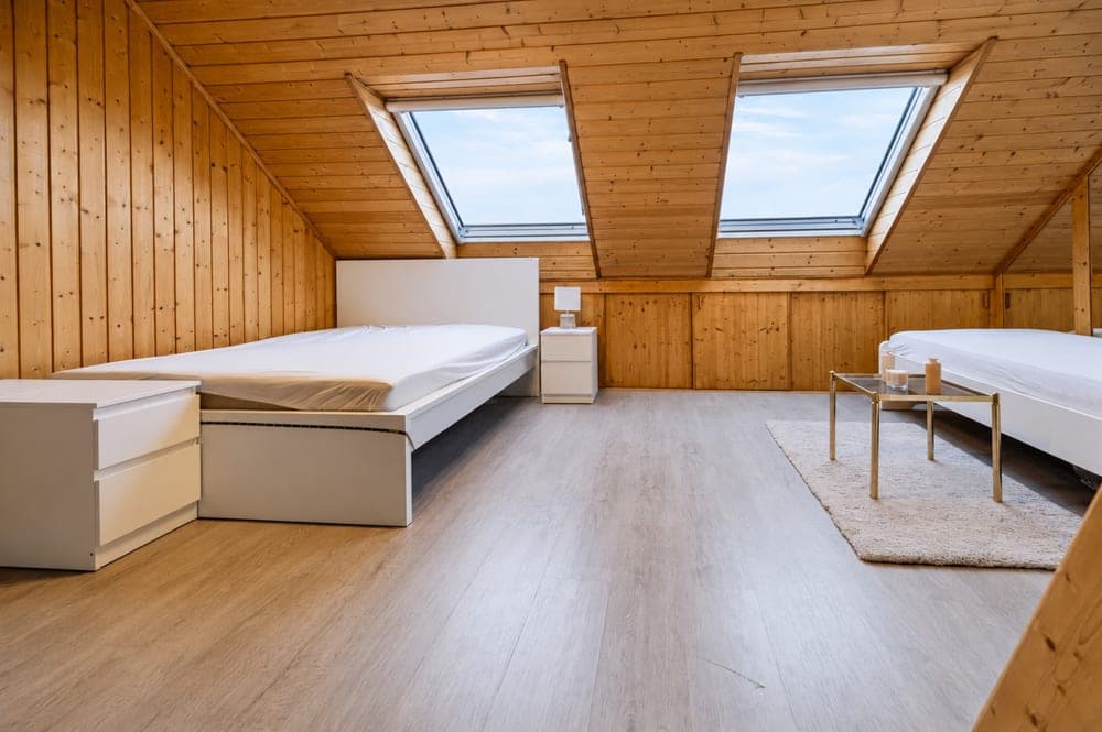 Zimmer im Dachgeschoss mit zwei Dachflächenfenstern