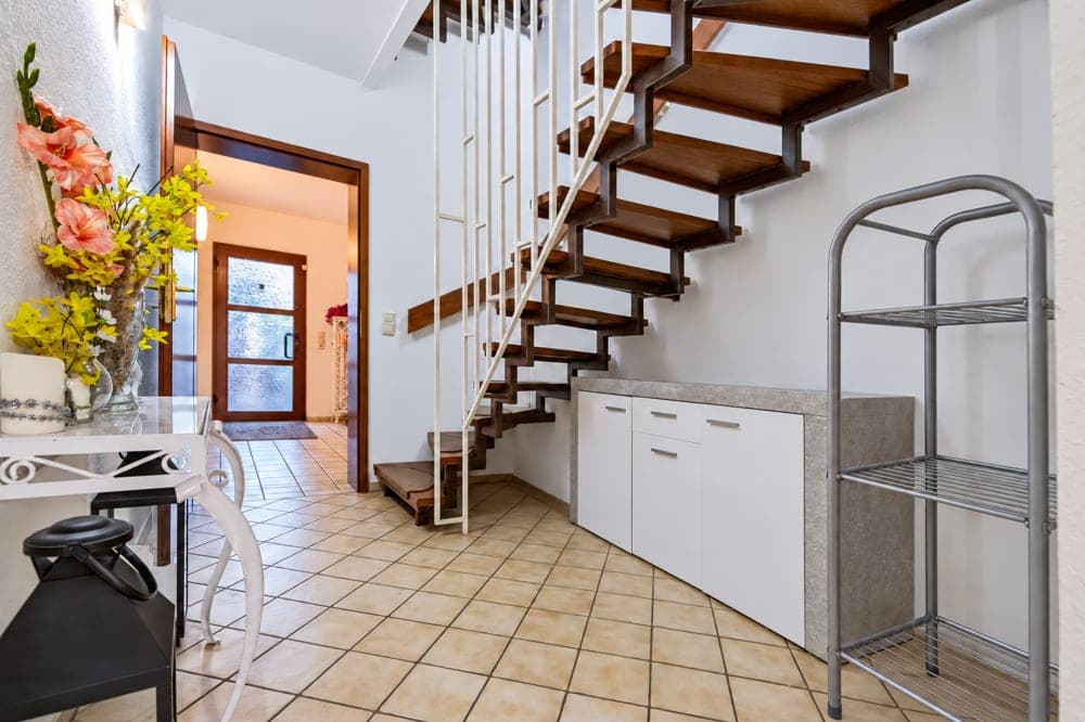 Offene Holztreppe im Erdgeschoss