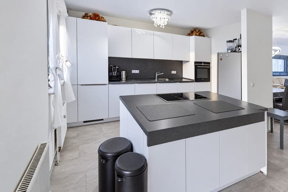 Küche mit Halbinsel, Theke und Induktionskochfeld