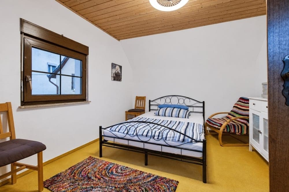 Schlafzimmer mit Holzdecke