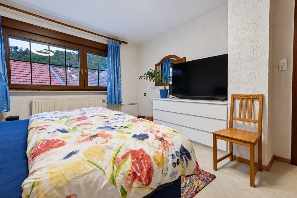 Schlafzimmer mit breitem Fenster