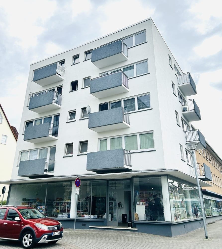 Hausansicht — Wohn- und Geschäftshaus mit 16 Einheiten, WEG-aufgeteilt, 6,86 % Bruttorendite, S-Bahn in rund 80 m