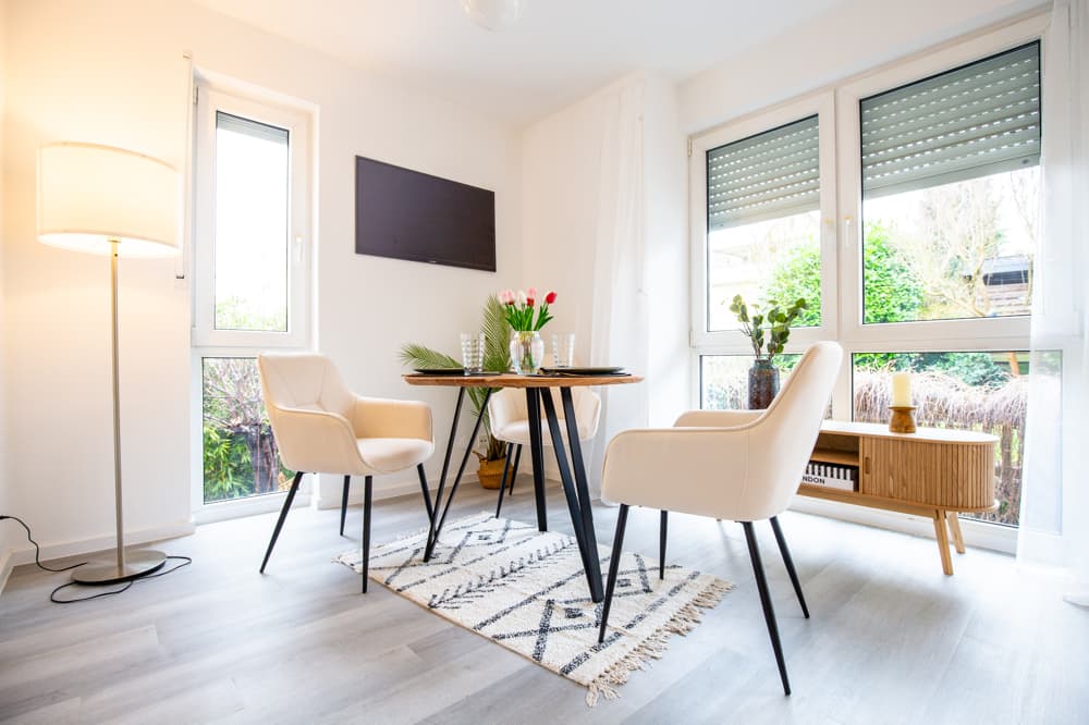 Wohnzimmer — Wohnen wie im eigenen Haus: Renovierte 3-Zimmer-Maisonette mit Garten & Garage in Mainz-Finthen