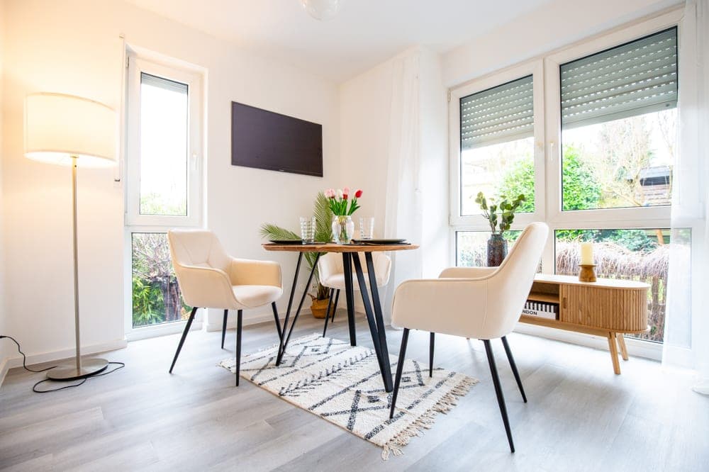 Wohnzimmer — 3-Zimmer-Wohnung über zwei Ebenen mit Garten, Terrasse und Garage in Mainz-Finthen