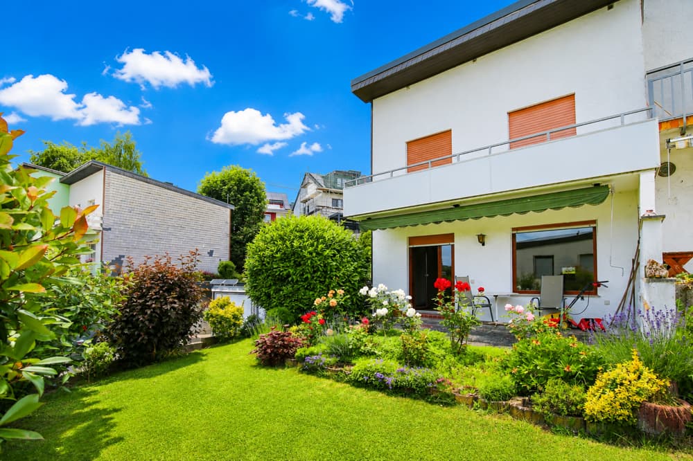Hausansicht Gartenseite — Sanierungsbedürftige Doppelhaushälfte mit Potenzial – ruhige Hanglage mit freiem Blick in Idstein