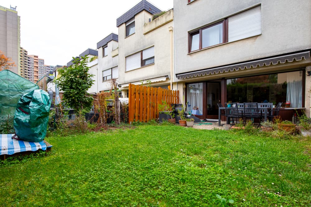 Garten — Reihenhaus in Mainz-Gonsenheim, 141 m² auf vier Ebenen, Modernisierungsbedarf eingepreist