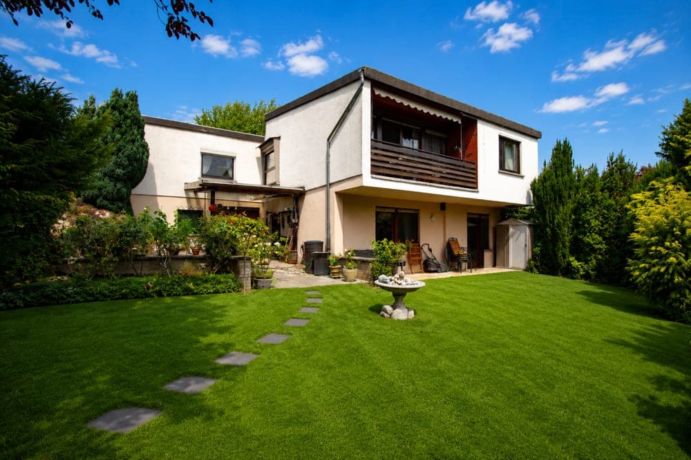 Hausansicht/Rückseite — Freistehendes Einfamilienhaus in Hanglage mit Südbalkon, Garten und Garage