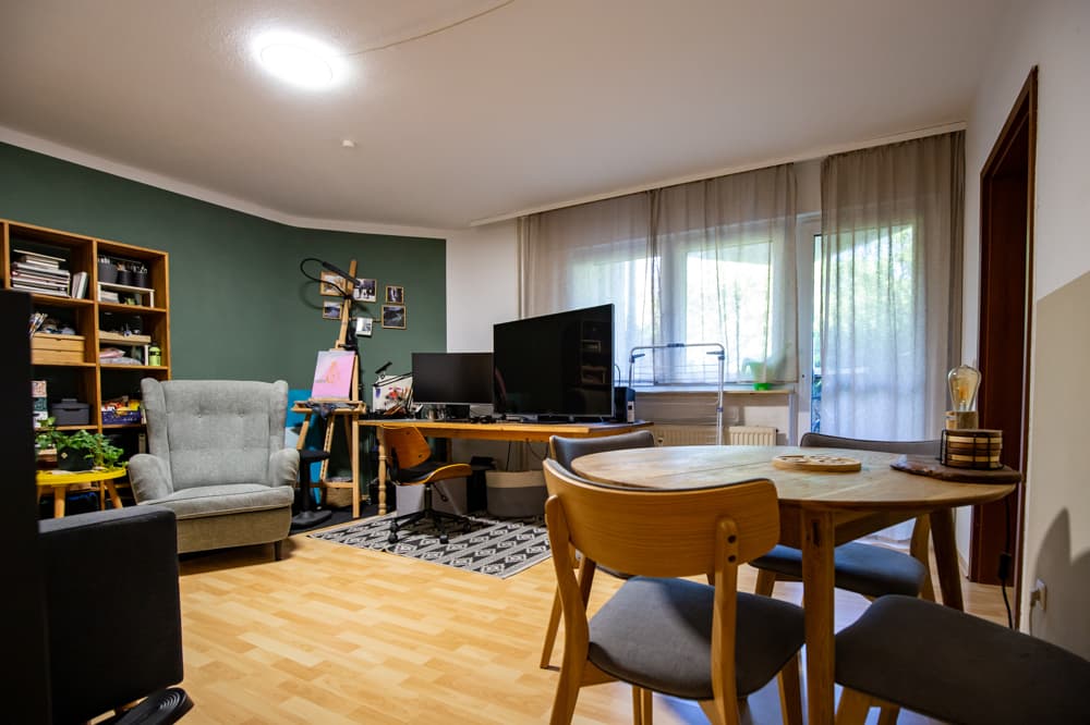 Wohnzimmer — 2-Zimmer-Erdgeschosswohnung mit überdachter Terrasse in Mainz-Hartenberg-Münchfeld